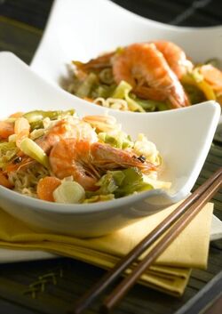 WOK DI PASTA ORIENTALE CON GAMBERI E VERDURE