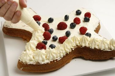 TORTA COLOMBA CON CONFETTINI RIPIENA DI PANNA E FRUTTI ROSSI