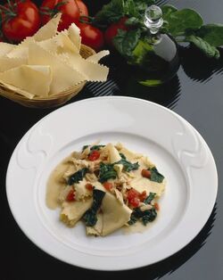 STRACCI CON SUPREMA DI POLLO E SPINACI