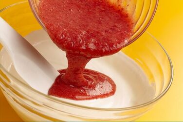 MOUSSE DI YOGURT ALLE FRAGOLE CON PISTACCHI MOUSSE DI YOGURT ALLE FRAGOLE CON PISTACCHI