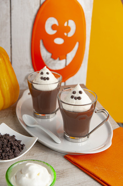 TAZZE DI CIOCCOLATO CON FANTASMI DI MERINGA