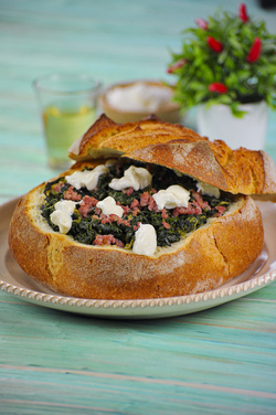 PAGNOTTA DI ALTAMURA CALDA RIPIENA CON SALSICCIA ROSOLATA CIME DI RAPA E BURRATA