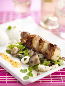 SPIEDINI DI MAIALE CARAMELLATI CON VERDURE AL WOK