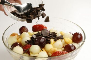 MACEDONIA AL RUM NELL UOVO DI PASQUA