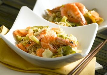 WOK DI PASTA ORIENTALE CON GAMBERI E VERDURE