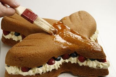 TORTA COLOMBA CON CONFETTINI RIPIENA DI PANNA E FRUTTI ROSSI