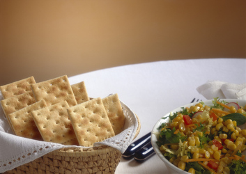 CRECKERS NEL CESTINO E INSALATA MISTA CON MAIS
