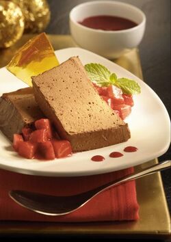 MOUSSE DI CIOCCOLATO CON FRAGOLE