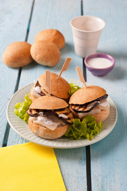PANINO INTEGRALE CON FORMAGGIO ALLA MANDORLA MELANZANE GRIGLIATE E SALSINA DI YOGURT AL PREZZEMOLO
