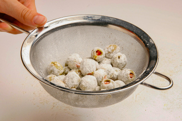 FRITTELLE DI RICOTTA CON OLIVE E MENTA FRITTELLE DI RICOTTA CON OLIVE E MENTA