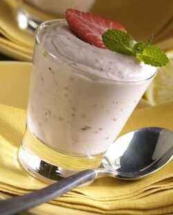 MOUSSE DI YOGURT ALLE FRAGOLE CON PISTACCHI MOUSSE DI YOGURT ALLE FRAGOLE CON PISTACCHI