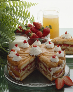 TORTA DI FRAGOLE CON PANNA