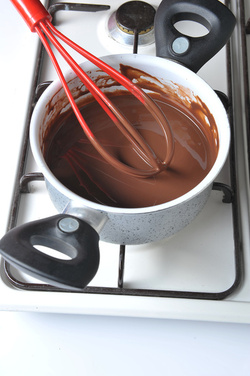 TAZZE DI CIOCCOLATO CON FANTASMI DI MERINGA