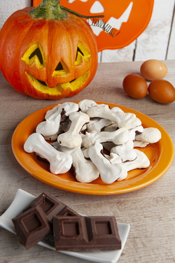 MERINGHE A FORMA DI OSSA CON FONDO DI CIOCCOLATO