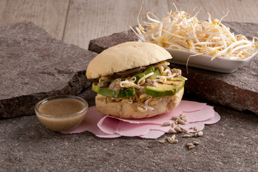 PANINO DI RISO CON AVOCADO GRIGLIATO GERMOGLI DI SOIA E CREMA DI SEMI DI GIRASOLE