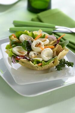 CESTINO CON INSALATA CROCCANTE E MOZZARELLA