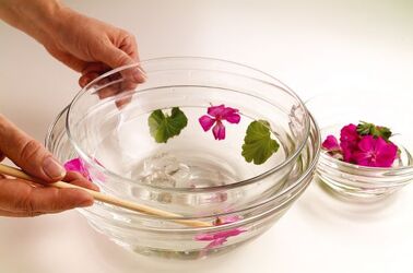 INSALATA DI GAMBERI MARINATA DI SHERRY E GERANI