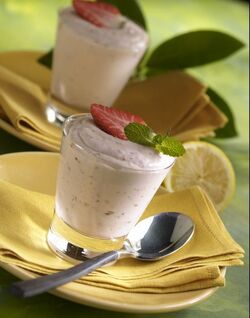 MOUSSE DI YOGURT ALLE FRAGOLE CON PISTACCHI MOUSSE DI YOGURT ALLE FRAGOLE CON PISTACCHI
