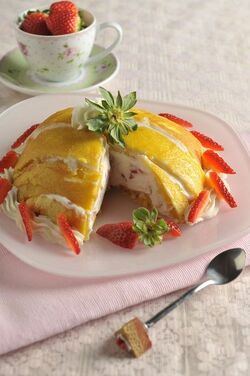ZUCCOTTO FARCITO CON PANNA E FRAGOLE