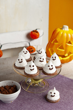 FANTASMINI DI MERINGA SU BISCOTTINI DI FROLLA