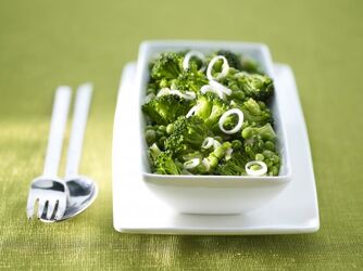 INSALATA CALDA DI BROCCOLI E PISELLI IN SALSA ALLE ERBE