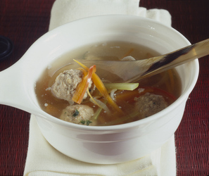 ZUPPA DI MANZO E VERDURE B&Uacute;N B&Ograve; HU&Ecirc;