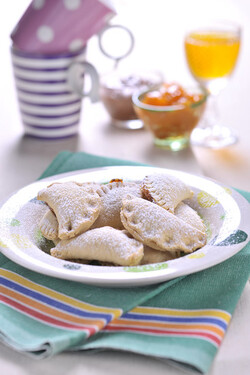 TORTELLI DOLCI RIPIENI DI CREMA DI NOCCIOLA E MARMELLATA
