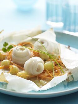 FILETTI DI SOGLIOLA CON VERDURA E UVA