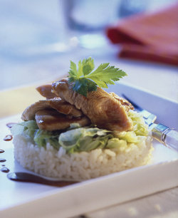 TACCHINO CON SALSA DI MIELE SU LETTO DI RISO TACCHINO CON SALSA DI MIELE SU LETTO DI RISO