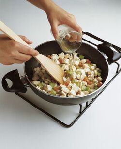 SPAGHETTI CON POLLO E SALSA AL CURRY SPAGHETTI CON POLLO E SALSA AL CURRY