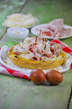 CROSTATA DI FROLLA AL PARMIGIANO CON MOUSSE DI MORTADELLA AI PISTACCHI