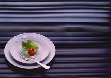 PIATTO POMODORO INSALATA CON FORCHETTA