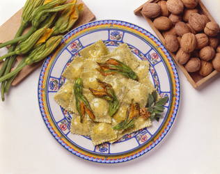 RAVIOLI ALLE NOCI E FIORI DI ZUCCA