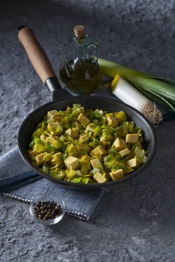 TOHU THOKE_PADELLATA DI PORRI E TOFU