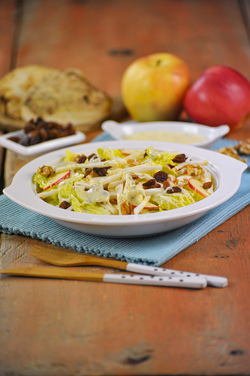 INSALATINA DI JULIENNE DI SEDANO RAPA CON MELE ROSA UVETTA E NOCI CON DRESSING AL BLUE CHEESE