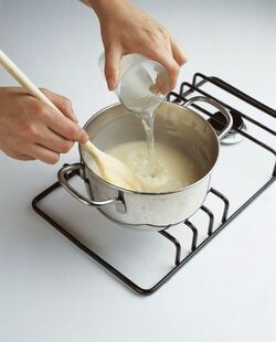 SPAGHETTI CON POLLO E SALSA AL CURRY SPAGHETTI CON POLLO E SALSA AL CURRY