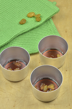 CREMA CON CARAMELLO UVETTA E AMARETTI CREMA CON CARAMELLO UVETTA E AMARETTI