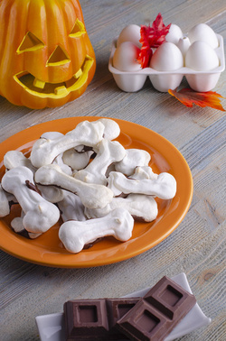 MERINGHE A FORMA DI OSSA CON FONDO DI CIOCCOLATO