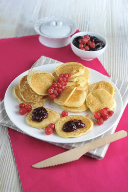 PICCOLI PANCAKES CON MARMELLATA DI RIBES
