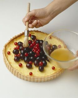 CROSTATA AL FORMAGGIO CON UVA E RIBES