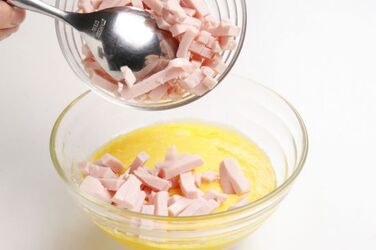 CANNOLI DI FORMAGGIO E VITELLO CON RAMECCHE AL PROSCIUTTO CANNOLI DI FORMAGGIO E VITELLO CON RAMECCHE AL PROSCIUTTO