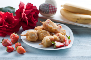 SPIEDINI DI FRUTTA FRITTA CON CIOCCOLATO
