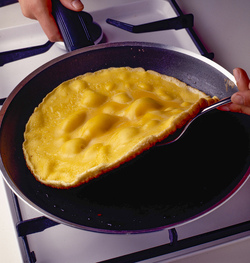 ROTOLO DI FRITTATA CON CAPRINO E PREZZEMOLO