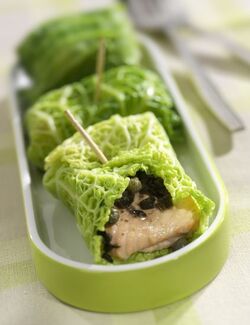 INVOLTINI DI VERZA CON FILETTI DI SALMONE OLIVE E CAPPERI