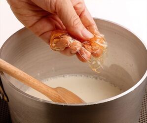 BAVARESE ALLE NOCCIOLE E MIELE BAVARESE ALLE NOCCIOLE E MIELE