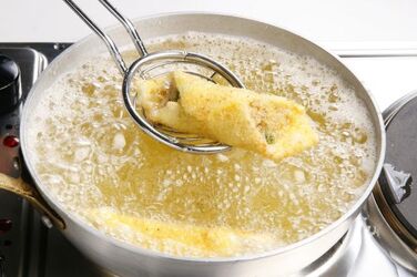 CANNOLI DI FORMAGGIO E VITELLO CON RAMECCHE AL PROSCIUTTO CANNOLI DI FORMAGGIO E VITELLO CON RAMECCHE AL PROSCIUTTO