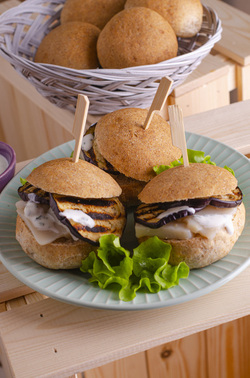 PANINO INTEGRALE CON FORMAGGIO ALLA MANDORLA MELANZANE GRIGLIATE E SALSINA DI YOGURT AL PREZZEMOLO