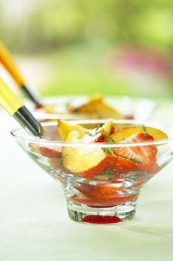 MACEDONIA DI FRAGOLE E PESCHE ALLA MELISSA