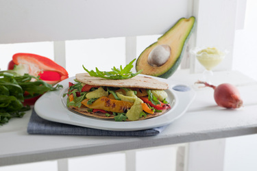PIADINA CON RUCOLA PEPERONI GRIGLIATI GUACAMOLE