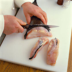 RANA PESCATRICE CON SALSA DI PEPERONI E PINOLI RANA PESCATRICE CON SALSA DI PEPERONI E PINOLI